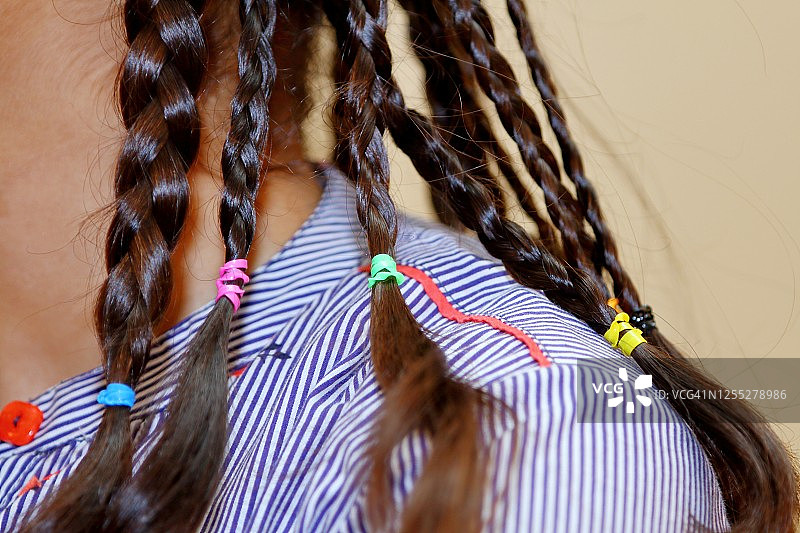 展示多个小辫子发型的年轻女孩图片素材