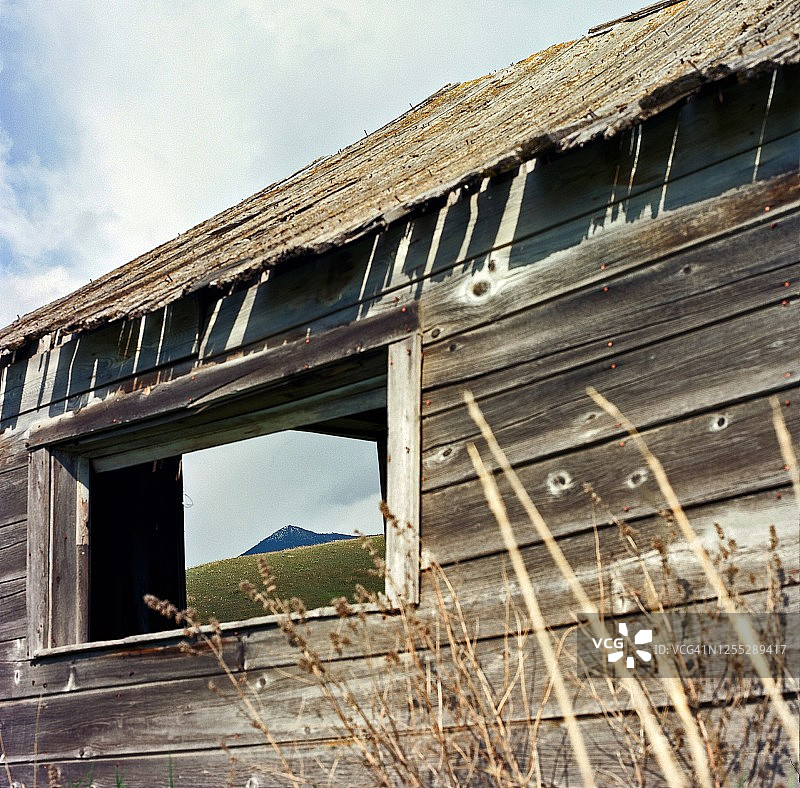 谷仓窗户外的山峰图片素材