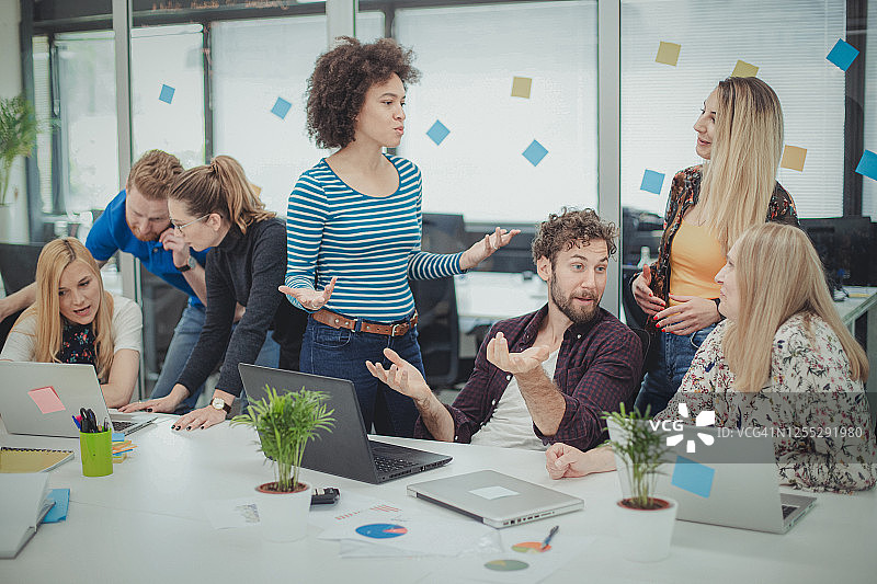 办公室里的年轻人图片素材