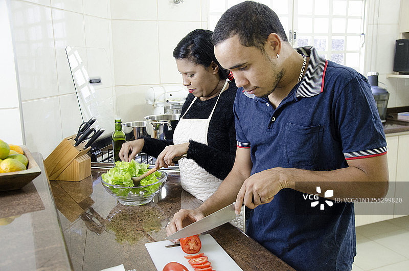 厨房里的温馨时光图片素材