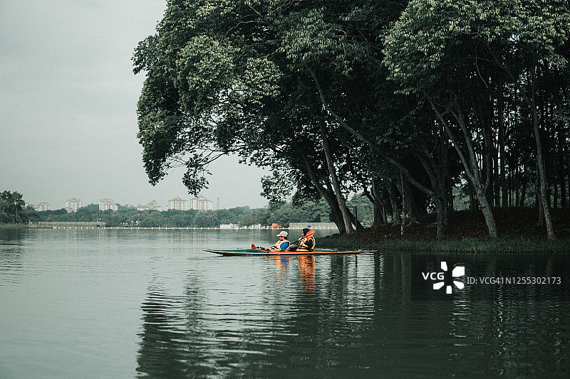 亚洲家庭在河上划皮划艇图片素材