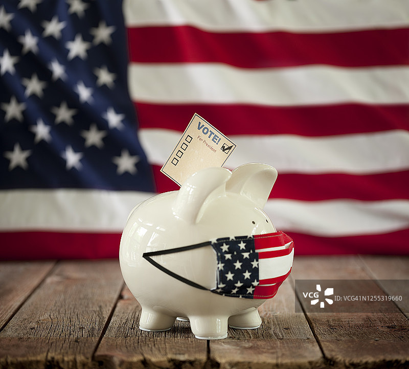 美国国旗背景上的投票面具小猪储蓄罐图片素材