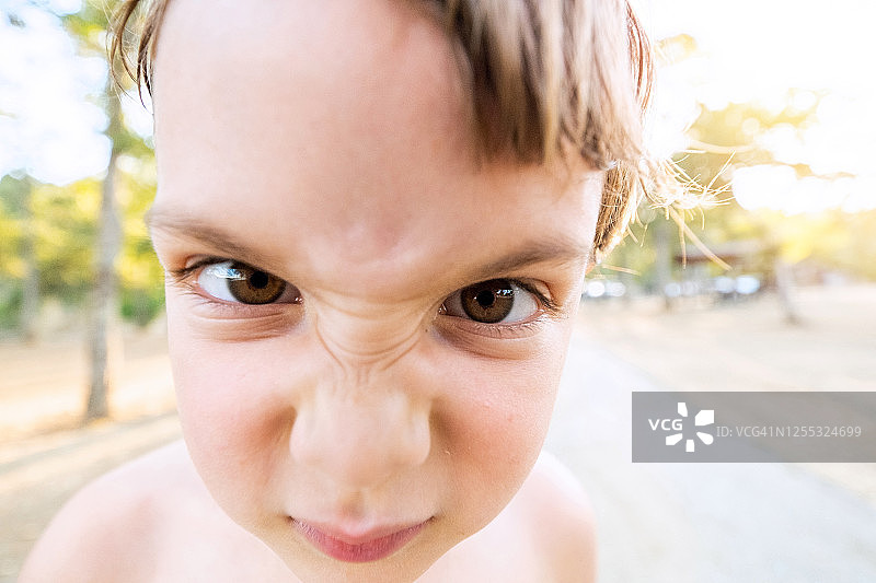 看着镜头的伤心小男孩图片素材