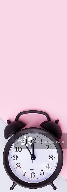 彩色纸背景上的闹钟，时间和计划，极简平面，时间概念，banner竖版构图图片素材