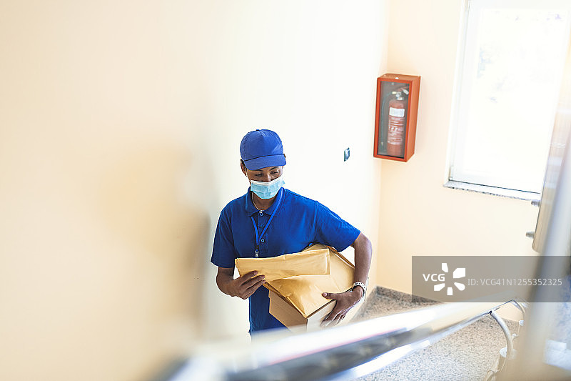 拿着快递包裹的非裔美国女人图片素材