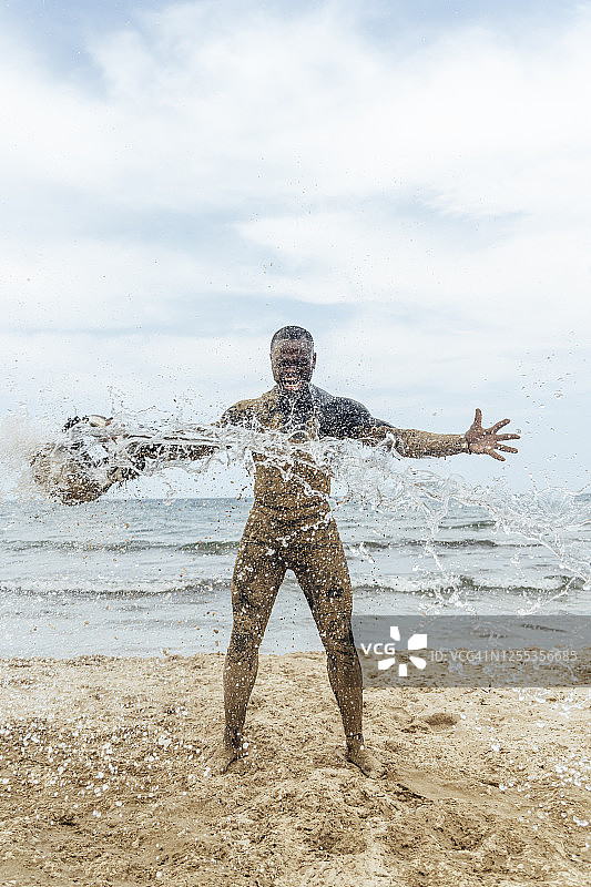 宇航员在海滩上手拿头盔图片素材