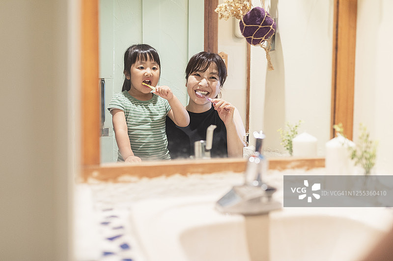 母女在家里的实验室里刷牙图片素材