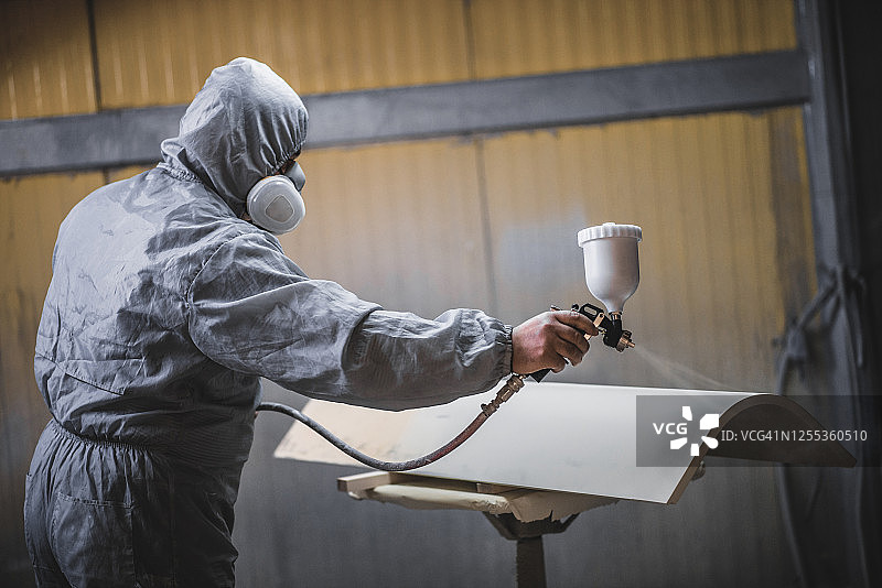 工人喷涂家具零件保护漆图片素材
