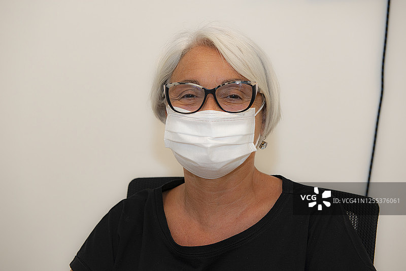 面具后的微笑图片素材