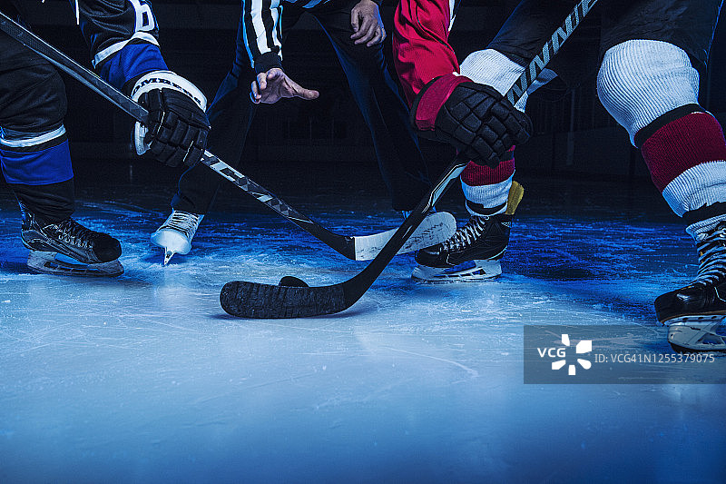 曲棍球运动员和裁判开始比赛图片素材