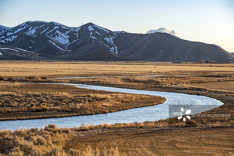 美国爱达荷州皮卡布锡尔弗克里克田野和山脉的景观图片素材