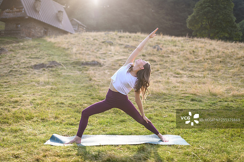 年轻女子在山中冥想练瑜伽图片素材