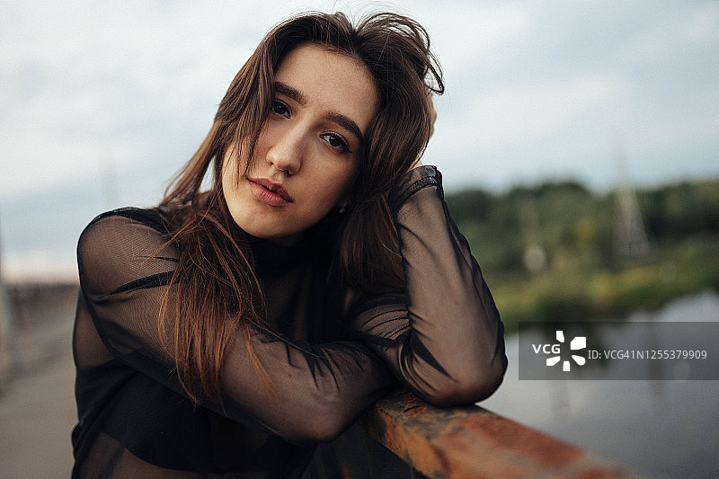 白俄罗斯布列斯特河上桥梁的年轻女人肖像图片素材