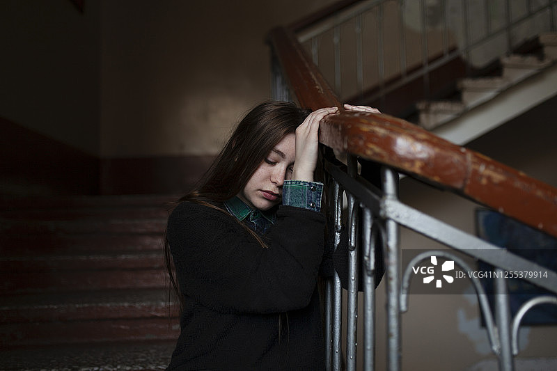 年轻女人坐在楼梯上图片素材
