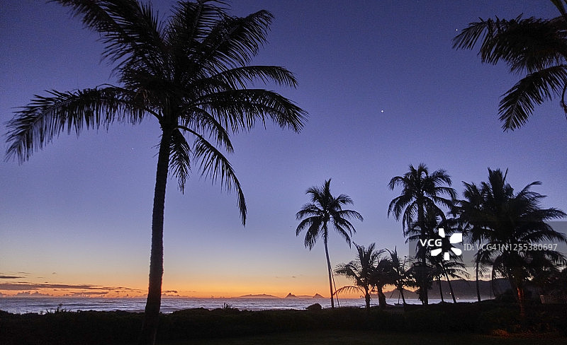 美国夏威夷瓦胡岛凯卢阿海滩日落剪影图片素材