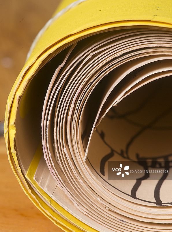 儿童美术纸上的画作卷起来存放图片素材