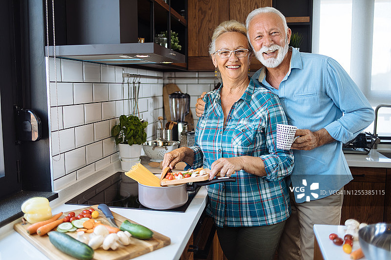 在家准备食物的老年夫妇肖像图片素材