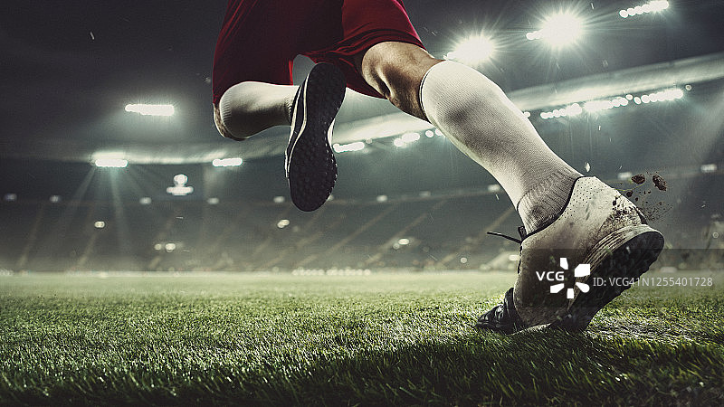 聚光灯下足球运动员的运动瞬间特写图片素材