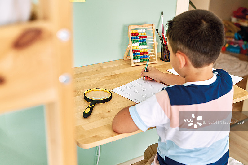 在家教育：儿童在家学习数学图片素材