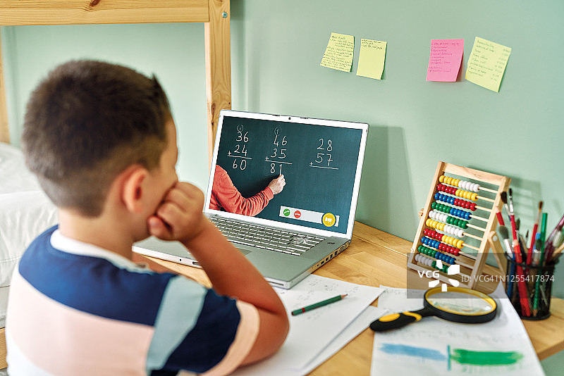6-7岁儿童在家用电脑学习数学，家庭教育图片素材