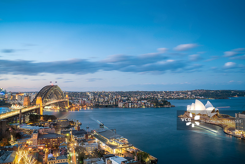 澳大利亚悉尼市中心商业办公楼摩天大楼和天际线以及街灯的城市景观图片素材