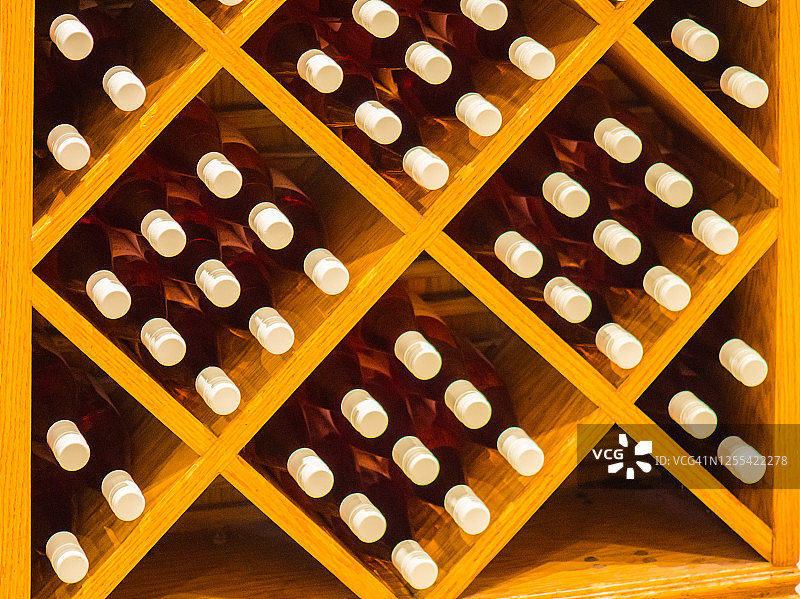 展示酒架上的葡萄酒瓶盖图片素材