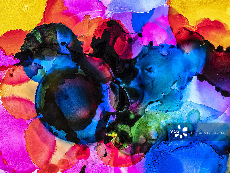 抽象背景，画布上的彩色颜料滴图片素材