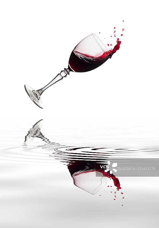 摔落在地，倒映在水面上的葡萄酒杯图片素材