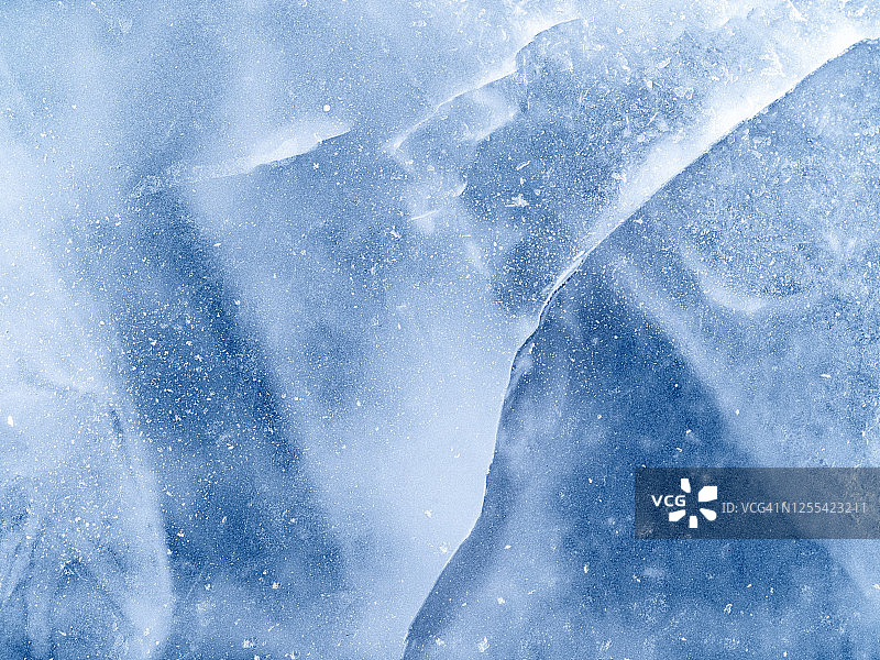 蓝色背景上冰块裂纹形成的纹理图片素材