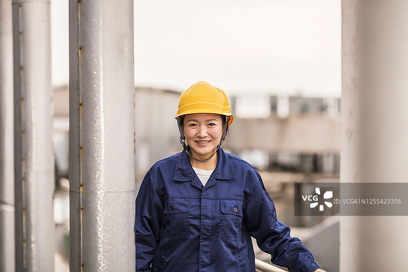 管道背景中的一名女工程师图片素材