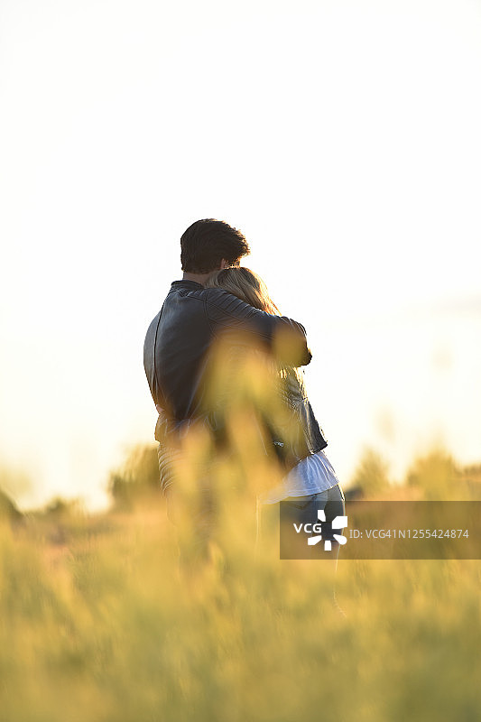 相爱的年轻情侣互相拥抱图片素材