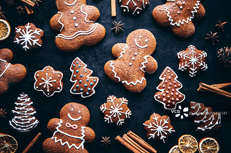 圣诞姜饼小人饼干和香料图片素材