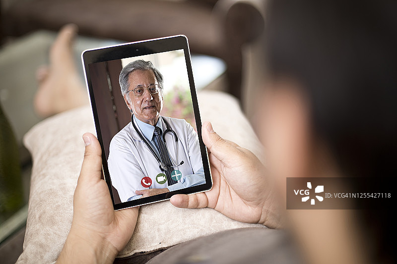 与医生进行视频会议的男人图片素材