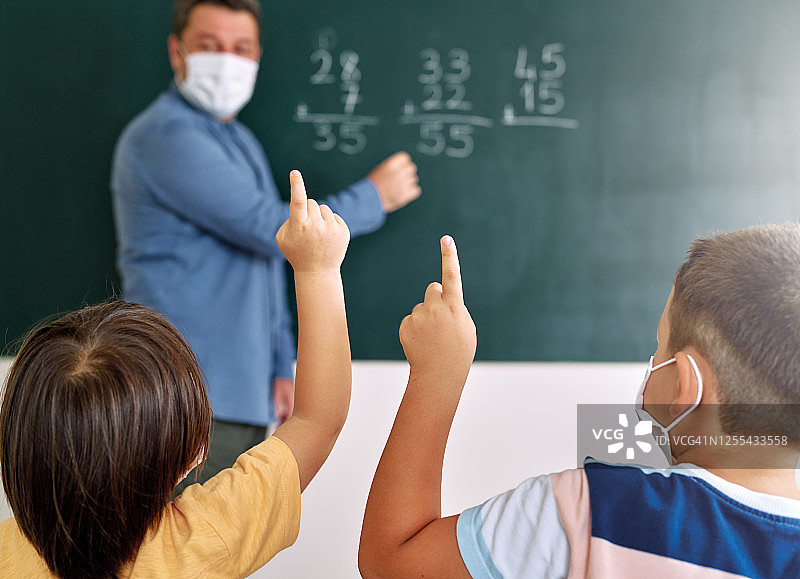 孩子们在学校大楼的教室里学习数学。教育图片素材