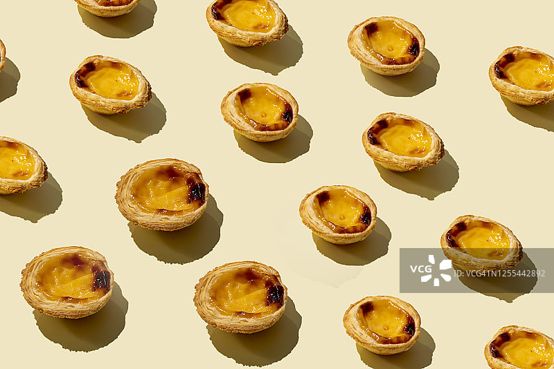 黄色背景上的蛋挞图片素材