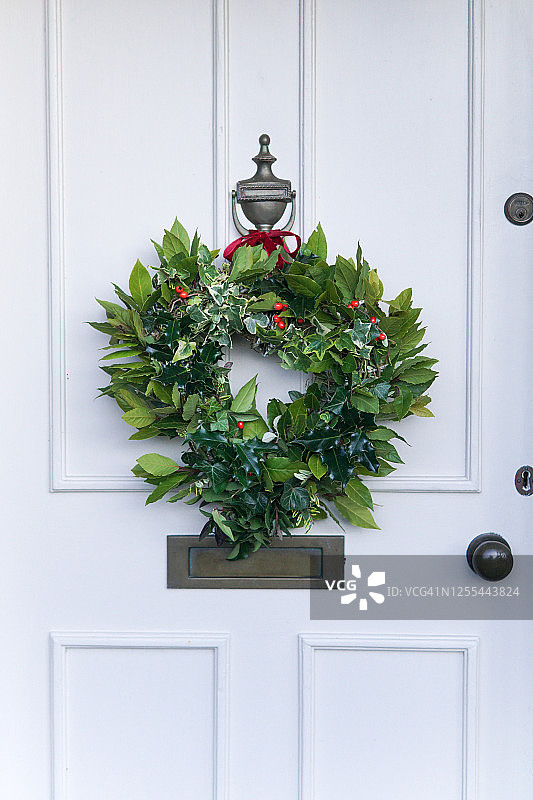 挂在英国家门上的圣诞花环图片素材