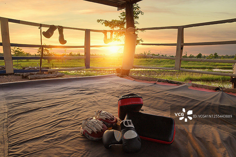 泰国户外拳击台上的皮质拳击手套图片素材