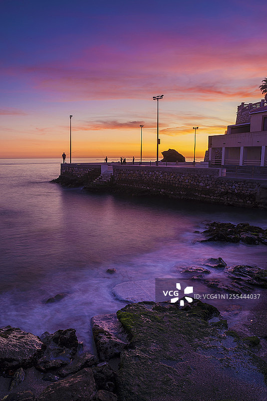 日落时分，西班牙格拉纳达萨洛布雷尼亚海湾的渔民剪影图片素材