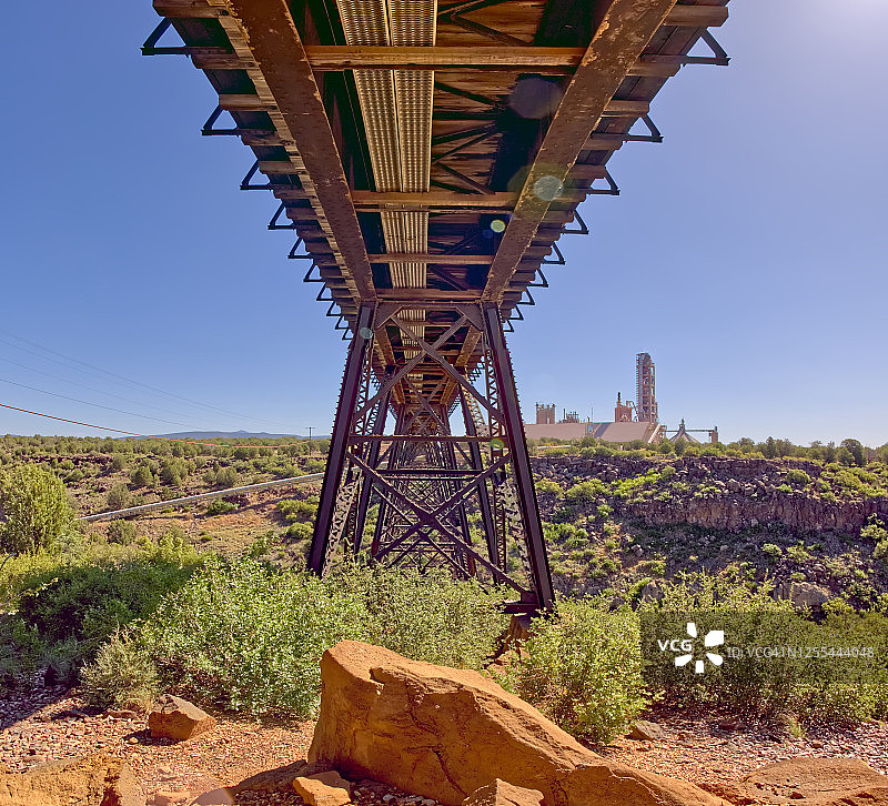 美国亚利桑那州德雷克地狱峡谷上的铁路桥图片素材