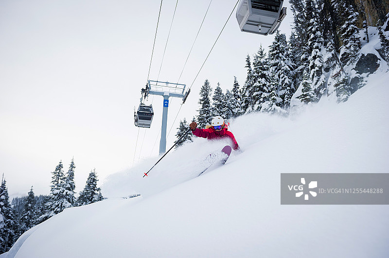 滑雪度假的女子图片素材