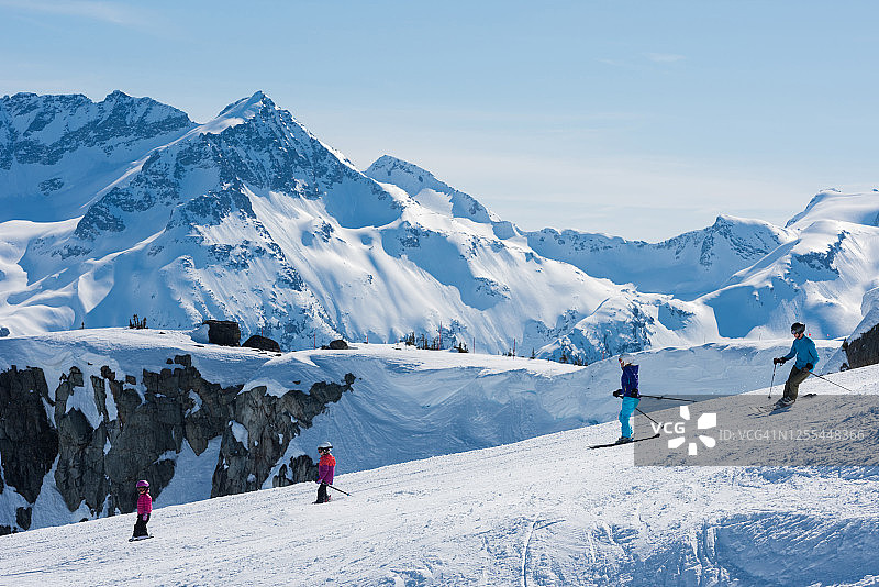 冬季滑雪度假的一家人图片素材