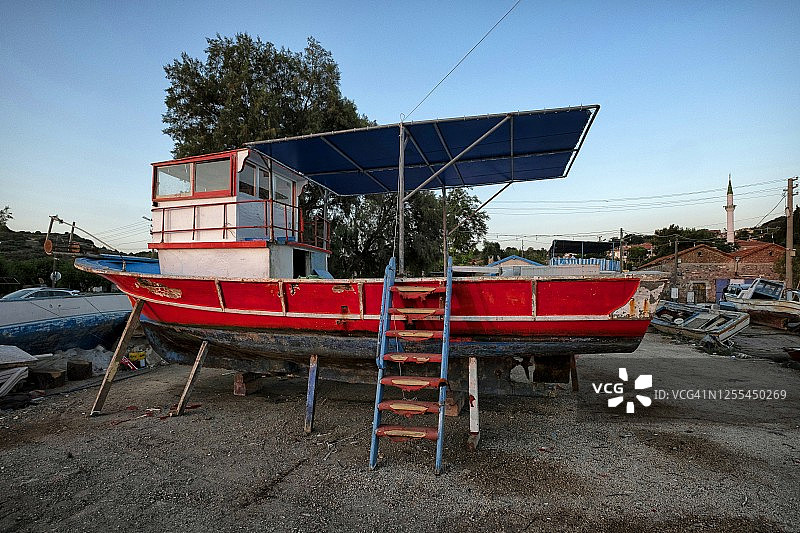 旱坞中的木制渔船图片素材