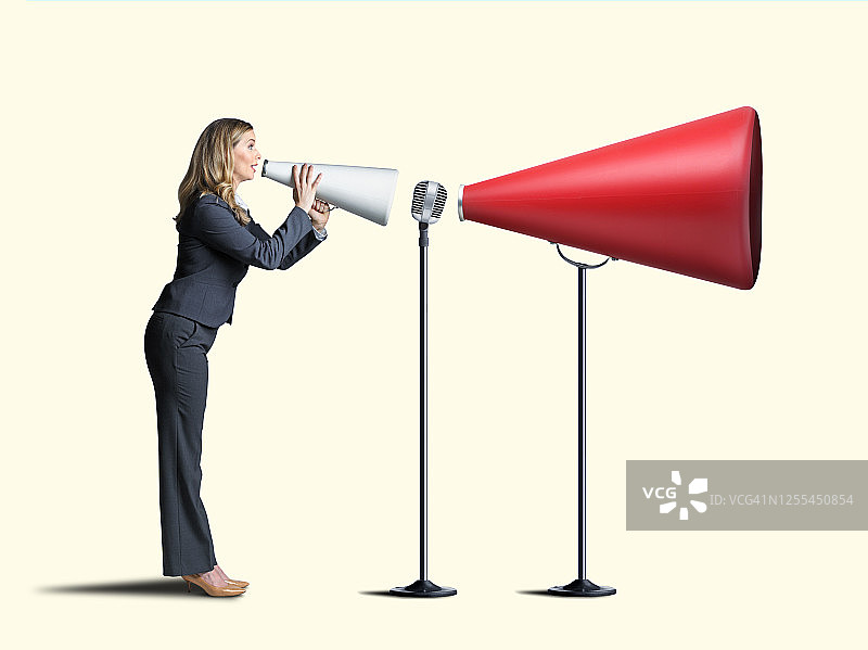 女人传递她的信息图片素材