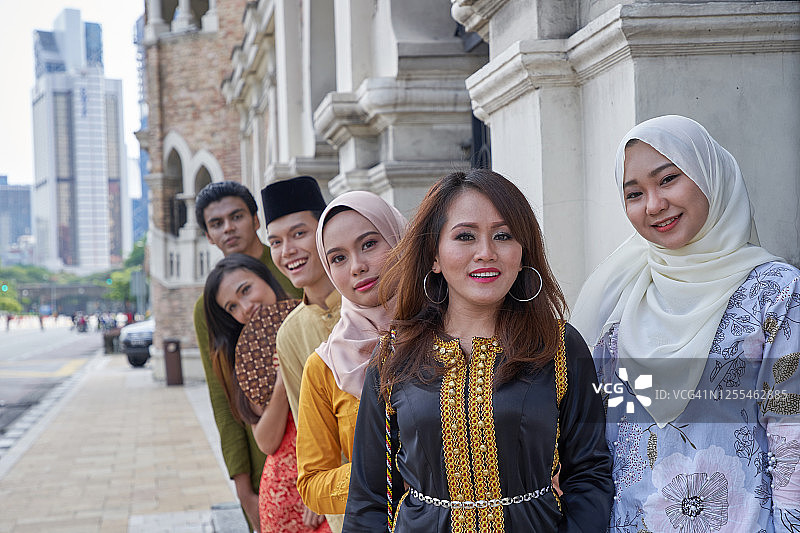 在吉隆坡独立广场身着传统服装的马来西亚民族图片素材