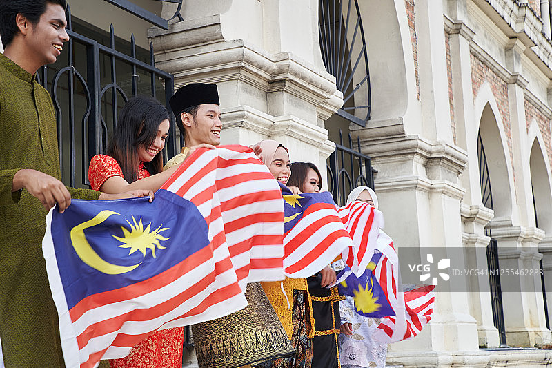 在吉隆坡独立广场身着传统服装的马来西亚民族图片素材