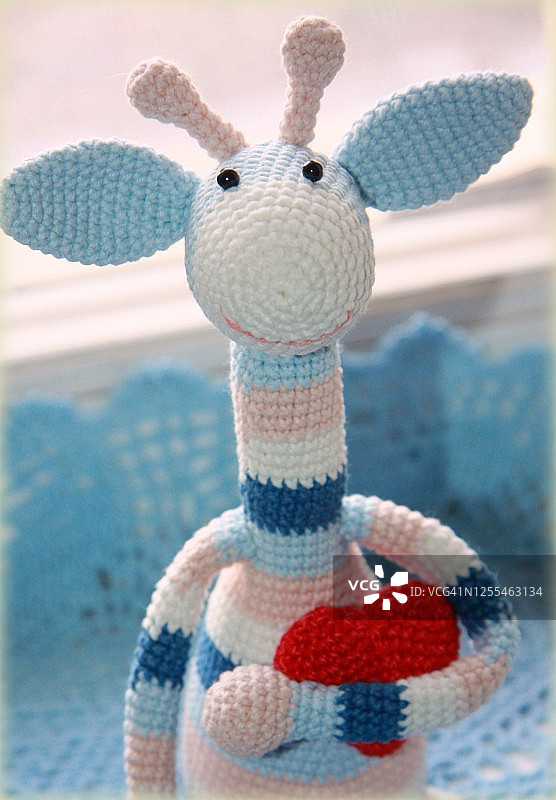 情人节玩具可爱长颈鹿。适合任何场合的手工礼物。图片素材