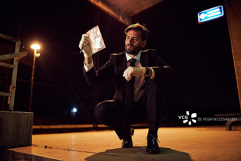 警察侦探检查犯罪现场收集的证据图片素材