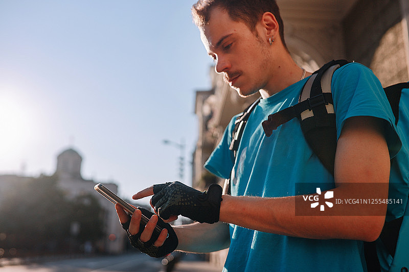 在智能手机上查看下一次交付图片素材