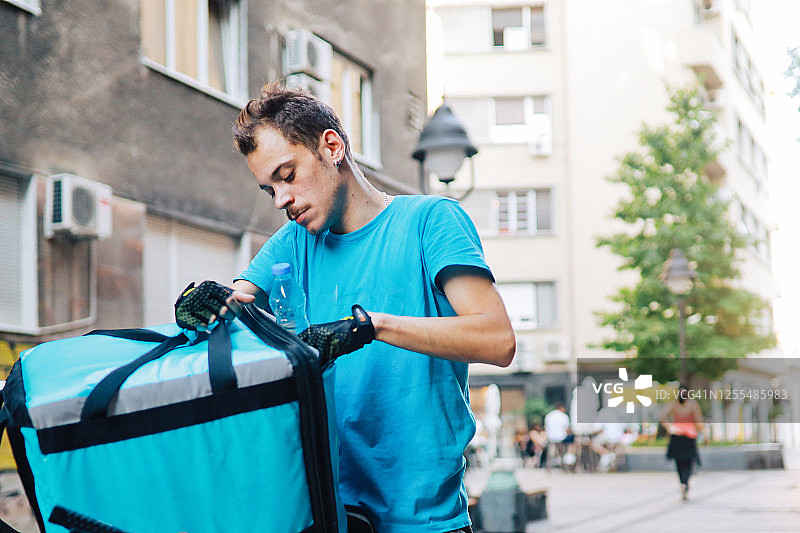 外卖员检查外卖袋图片素材