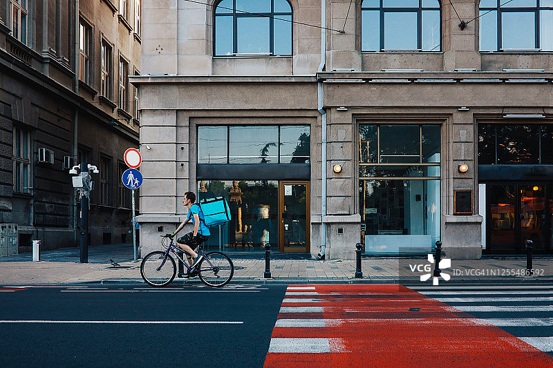 骑自行车的送餐员图片素材